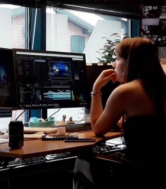 Et billede af Katrine Klip foran en computer
